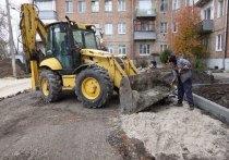 На улице Советской в Серпухове возле дома 30/24 подрядчик приступил к благоустроительным работам