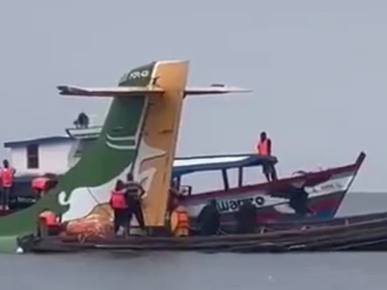 Спасены 15 пассажиров танзанийского самолета, упавшего в озеро Виктория