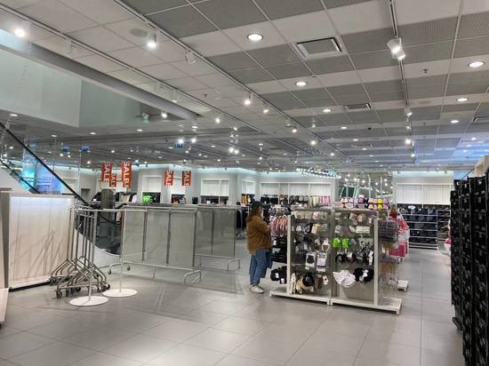 Петербуржцы выстроились в очередь к H&M в «Европолисе»