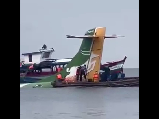 Три человека погибли при крушении самолета в озере Виктория в Танзании