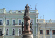 Украинские СМИ сообщают, что на памятнике российской императрице Екатерине II в Одессе появилась надпись о подготовке к демонтажу