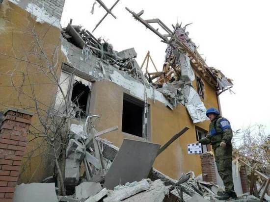 Жилые дома, школа и бассейн повреждены снарядами при обстреле в ЛНР