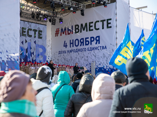 Традиционно в праздник работали площадки, которые пестрили сувенирами, украшениями различных национальностей