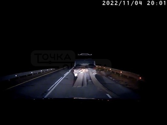 Мужчина выпал из багажника автомобиля на Сахалине