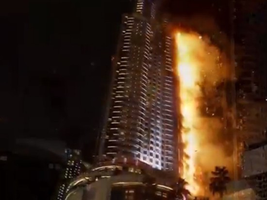 В Дубае начался сильный пожар в высотке крупнейшего девелопера