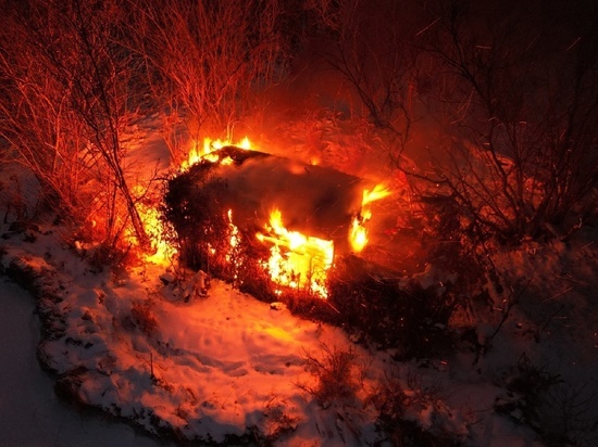 Огонь уничтожил рыбацкий вагончик на Ханто в Ноябрьске