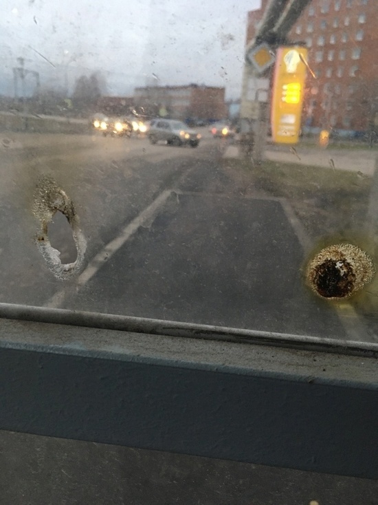 Хулиганы прожгли стену нового остановочного павильона в кузбасском городе