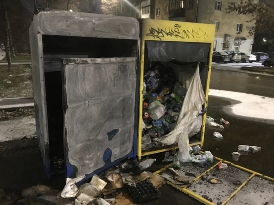 Два контейнера для сбора вторсырья подожгли в Вологде