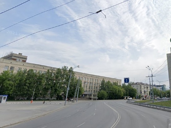 Машина «Делимобиль» врезалась в отбойник в центре Екатеринбурга
