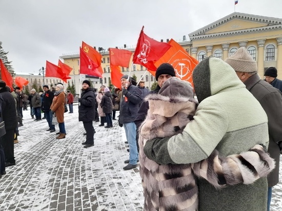 Томичи с красными флагами в 105-ю годовщину революции прошли по проспекту Ленина