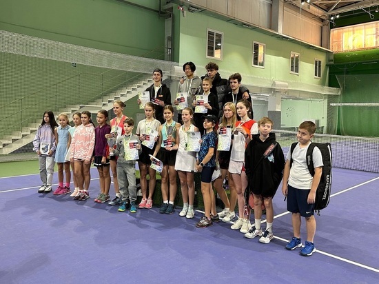 Сборная команда Южно-Сахалинска по теннису взяла две награды на соревнованиях в Хабаровске