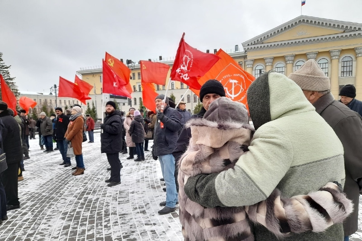 Революция прошла. Годовщина революции. 105 Годовщина Октябрьской революции. Ленин на красной площади. Митинг с красными флагами на красной площади.