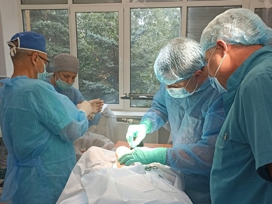 Хирург с Алтая провел отпуск в Мариуполе, спасая детей