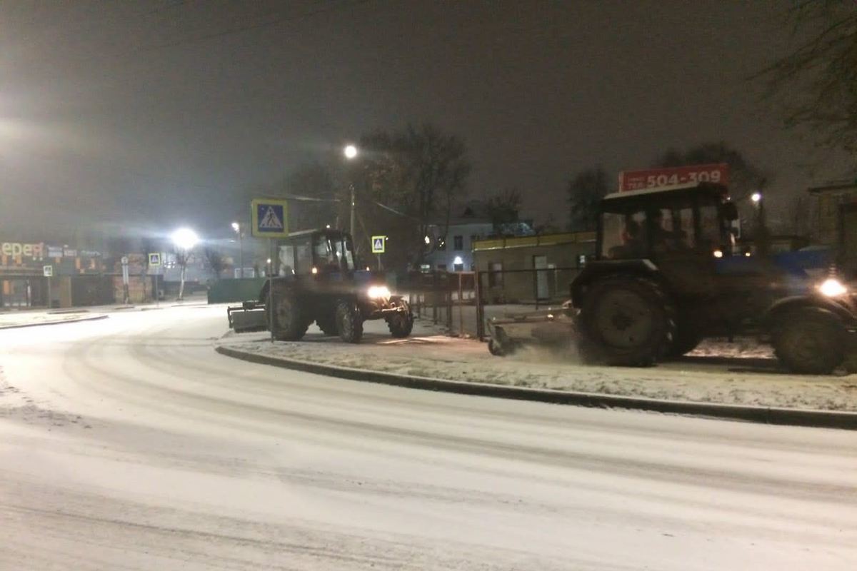 С первым снегом и песком: костромские дорожные службы начали противогололедную обработку дорог