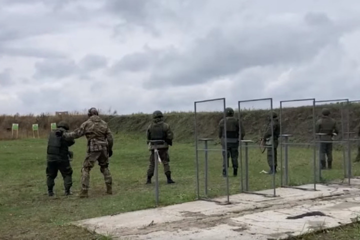 Опубликованы кадры с тренировок мобилизованных на полигоне в Ленобласти - МК Лен