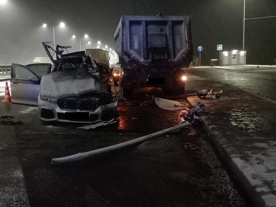 На М-11 в Тверской области - страшное ДТП: BMW протаранил фуру, двое погибли