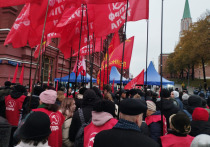7 ноября по традиции члены КПРФ и активисты отправились на Красную площадь возложить цветы к мавзолею имени Ленина