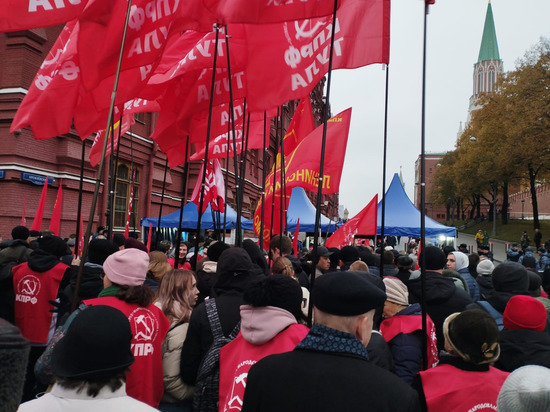 Коммунистов 7 ноября на Красной площади загнали в рамки