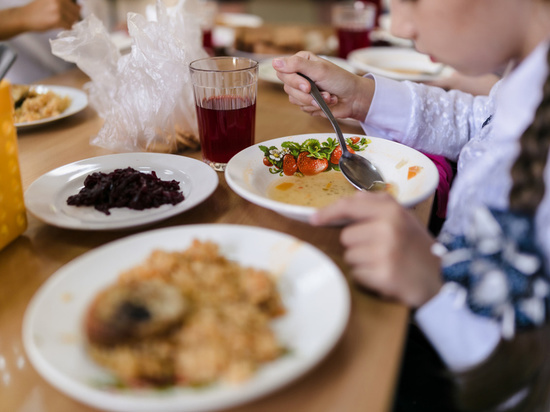 На еду для одного школьника из Заполярья тратят меньше 100 рублей в день