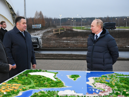 Президент России Владимир Путин посетил новый речной порт в Завидово Тверской области