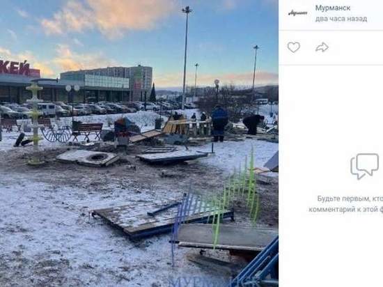 Возле мурманского «Окея» сносят свежеокрашенную детскую площадку
