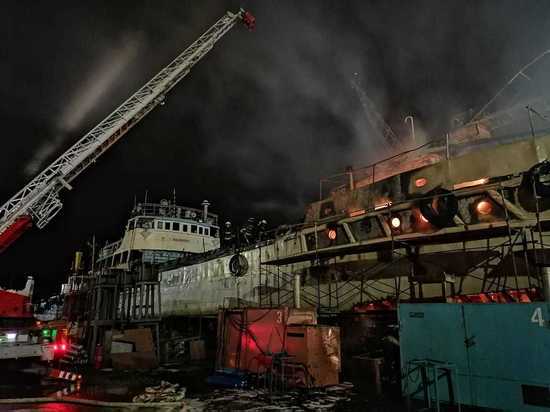 В сети появились кадры горящего судна в Астрахани