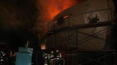 «Произведена ликвидация огня»: МЧС показало кадры тушения судна в Астрахани 