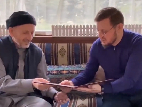 Мэр Махачкалы вручил муфтию Дагестана диплом «Почётного гражданина»