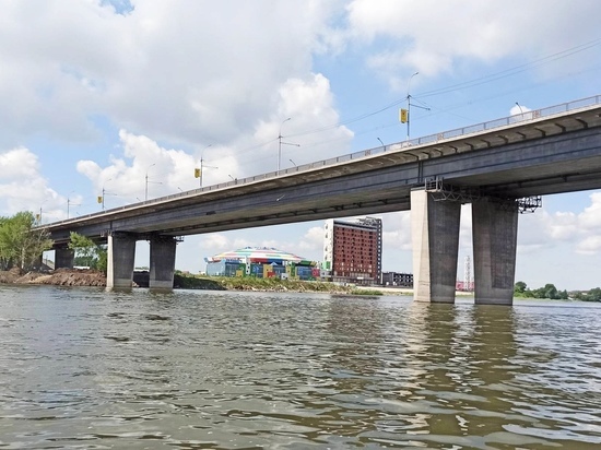 Пробка в 4 км образовалась из-за ДТП на Димитровском мосту в Новосибирске