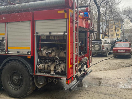 В Саяногорске пожарные потушили загоревшийся автомобиль