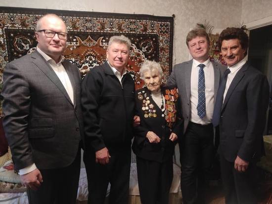 Представители областной администрации поздравили жительницу Волгореченска со 100-летним юбилеем