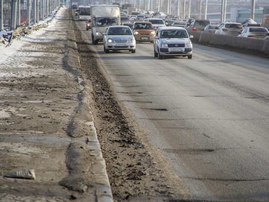 В Новосибирске Октябрьский мост закрыли для пешеходов