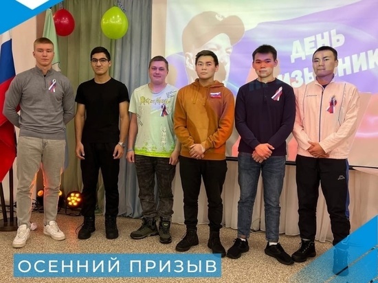 30 призывников Приуральского района проводили в армию праздничным концертом