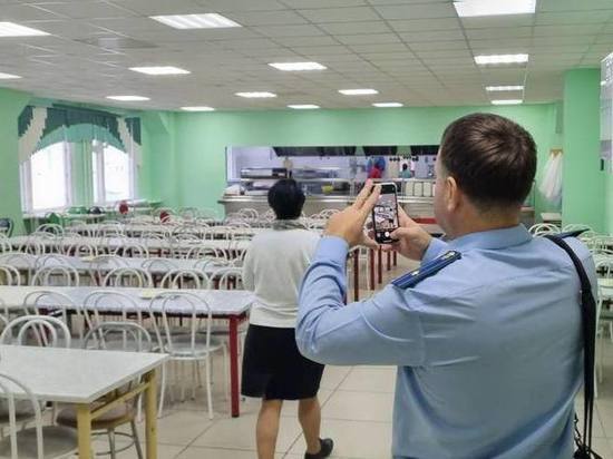 Школьников в селе Мужи чуть не накормили просроченным на полгода мясом