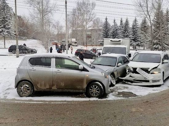 В Иркутске в аварию попало 12 автомобилей