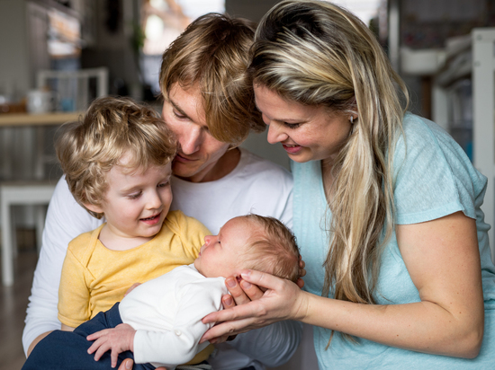 Подмосковье выделит на подарки новорожденным и их мамам более 1,2 млрд рублей