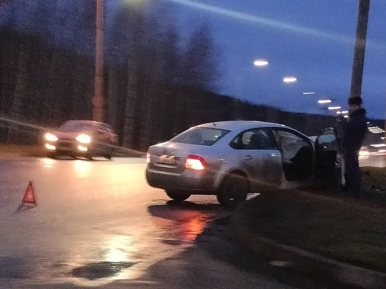 Автомобилист врезался в опору освещения в Петрозаводске