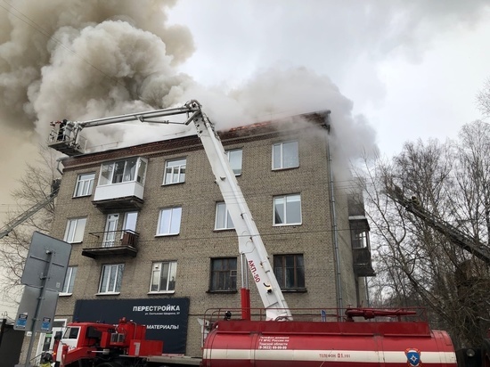 В Томске горит 4-этажный дом на улице Кулагина