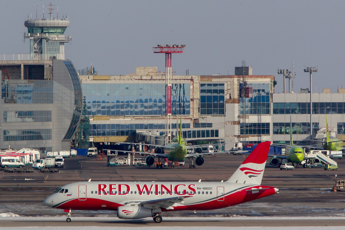 Жуковский сочи самолет. Екатеринбург Стамбул самолет. Посадка Red Wings в Сочи. Аэропорт Сочи закрыли. SSJ-100 American Airlines.