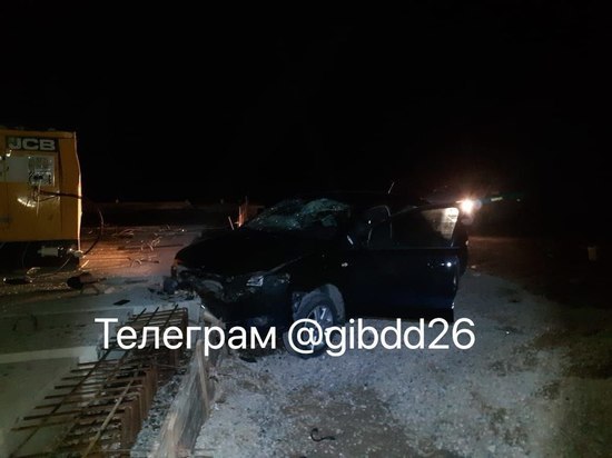 Авто на летней резине врезалось в бетонное ограждение под Кисловодском: трое пострадавших