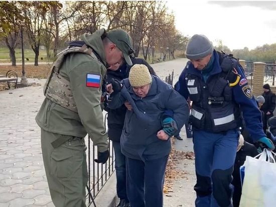 Волонтеры эвакуировали 79-летнюю женщину из Херсона
