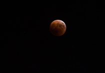 Над столицей Забайкалья спутник Земли начал исчезать после 18:00 - тень от нашей планеты поедала Луну с левой стороны.
