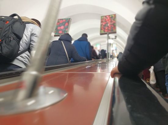 Два эскалатора на подъем остановились на станции метро «Комендантский проспект»