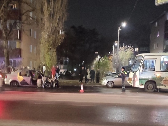 В Курске на Сумской в результате ДТП загорелся автомобиль службы такси