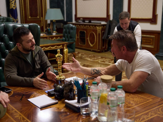 Шон Пенн снова посетил Киев и оставил Зеленскому статуэтку "Оскара"