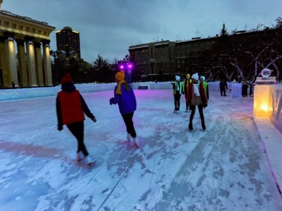 Мэрия Новосибирска представила три проекта новогоднего оформления площади перед НОВАТ