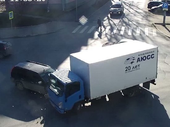 Водитель грузовика устроил ДТП на перекрестке Сахалинская — Дзержинского в Южно-Сахалинске