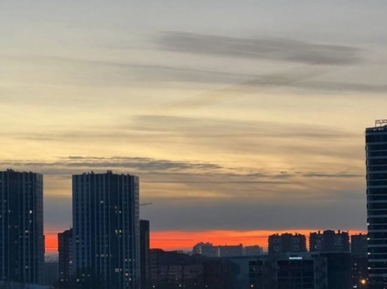 Закат в цвет российского флага заметили над Новосибирском