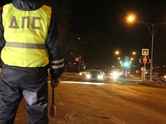 Два человека погибли при столкновении легковушки и грузовика под Ноябрьском