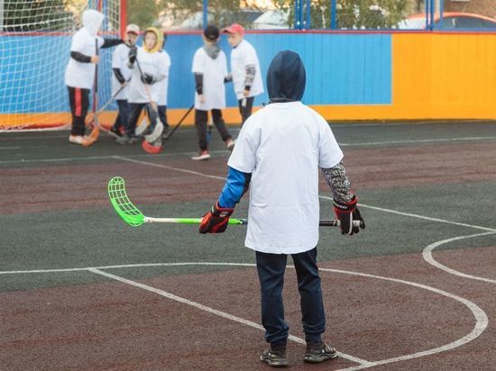 ОНПЗ обновляет в Омске спортивные и детские площадки